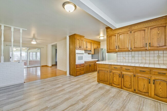 Building Photo - Hardwood Floors- Top Moreland SCH- SM Dogs Welcome- Close to Apple