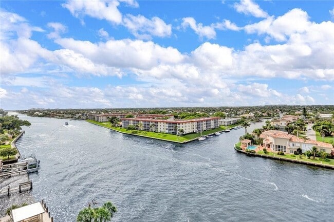 Building Photo - 1160 Hillsboro Mile Unit 904