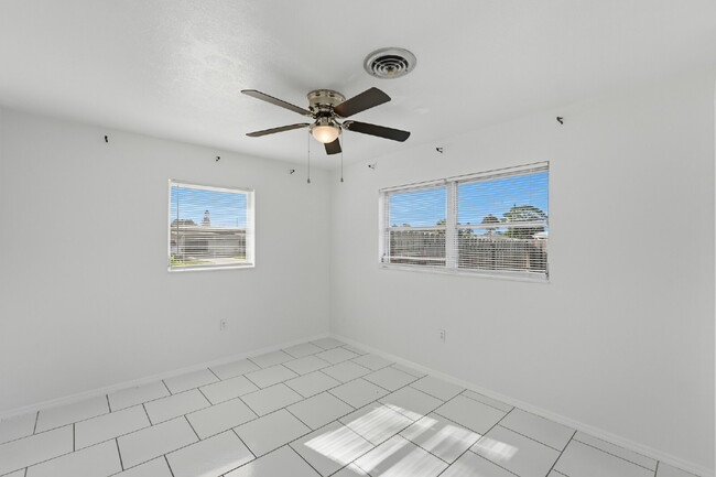 Building Photo - "Charming 2-Bedroom Duplex Retreat in North Port!"