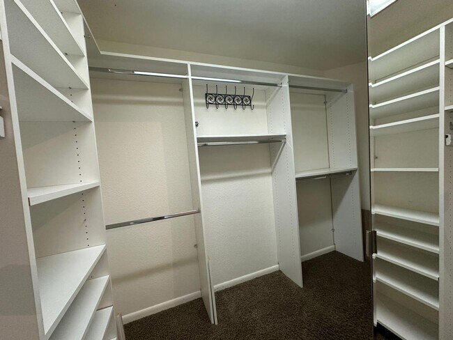 Building Photo - Tranquil Lakefront Living in the Heart of ...