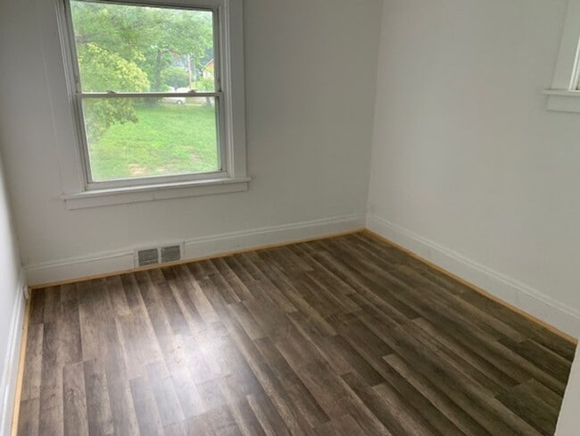 Building Photo - Comfortable 3-Bed on E 108th in Union-Mile...