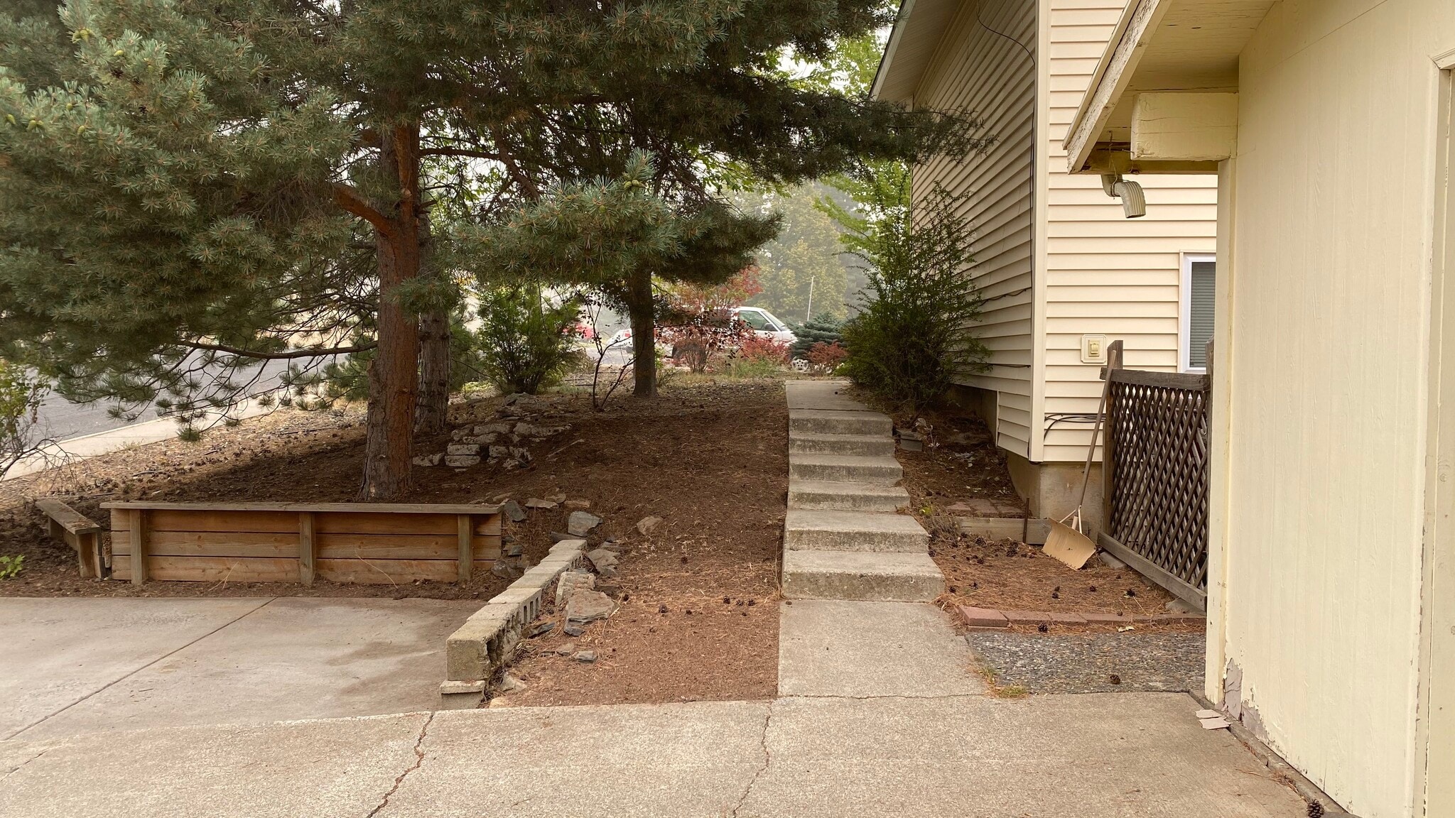 Mature landscaping in residential neighborhood - 385 NW THOMAS ST B