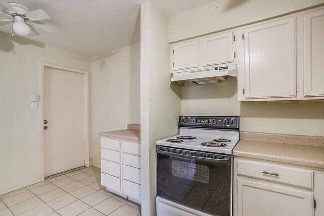 Building Photo - One side of 2 story duplex available-  3 b...