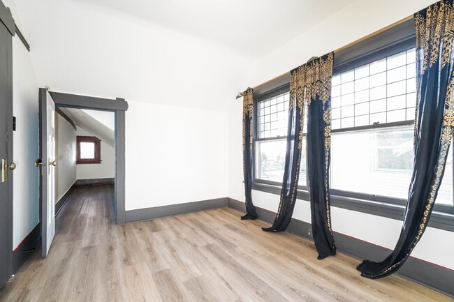 Building Photo - Charming Updated North Everett Craftsman Home w/ ADU Disclosure + Utility Credit