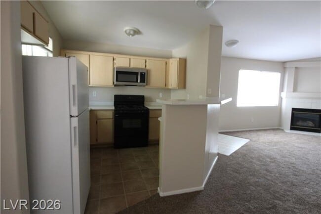Building Photo - 2 Bedroom Condo w/ 1 CAR GARAGE