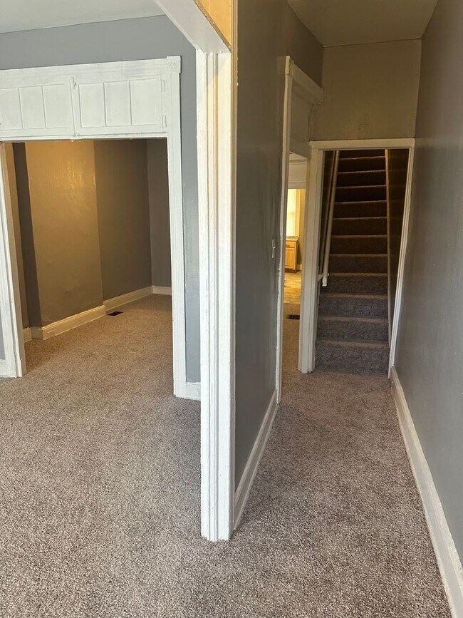 Building Photo - Spacious Rooms! W/D Hook Up! Available Now!