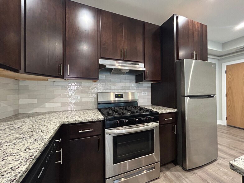 Building Photo - 1000 Crain St