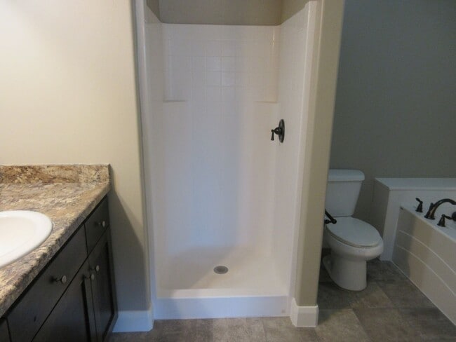 Building Photo - 3 Bedroom - 2.5 bathroom - in the heart of...