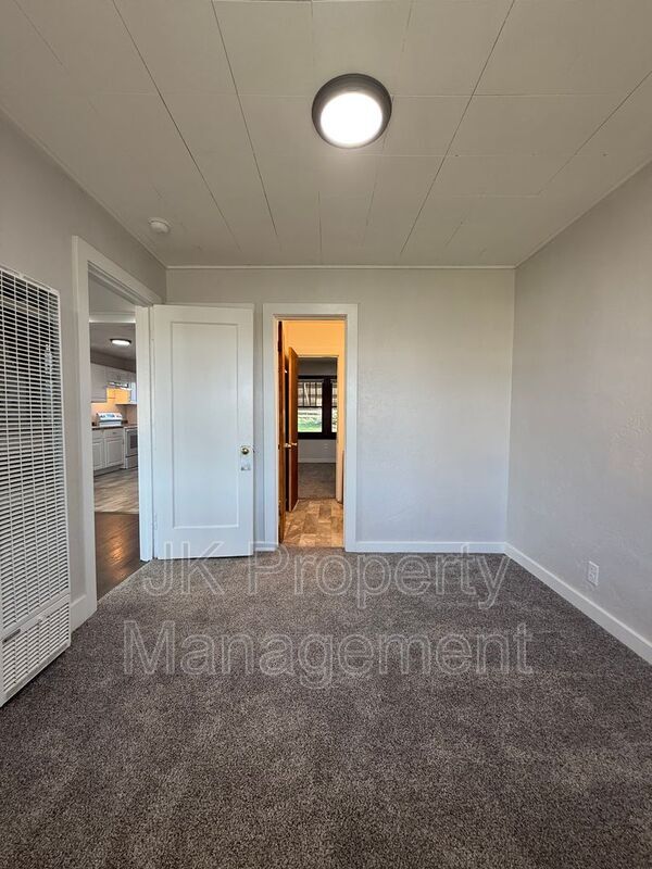 Building Photo - 1018 8th Ave S
