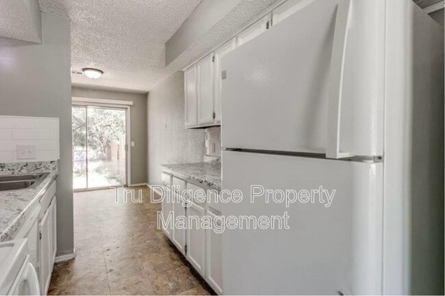 Building Photo - 210 Kathleen Dr