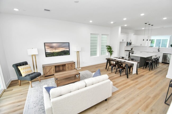 Building Photo - 4802 Elysian St