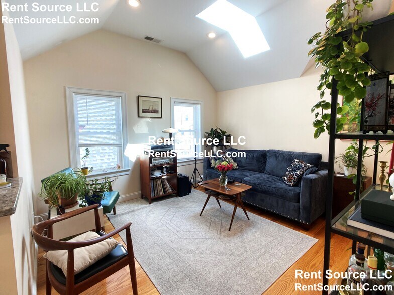 Building Photo - 537 Main St