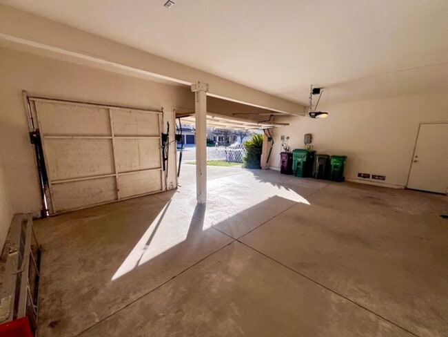 Building Photo - Large 4 bedroom Murrieta home with a loft ...