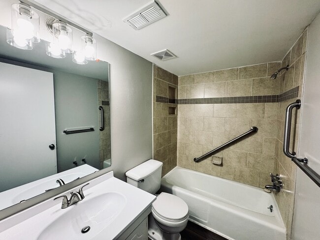 Building Photo - 1208 Schaub Dr