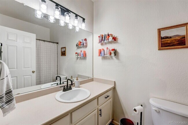 Building Photo - "Charming 2-Bed Townhouse Retreat with 2.5 Baths in Brighton!"