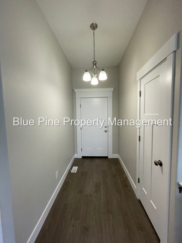 Building Photo - 6047 Cedarwood Ln