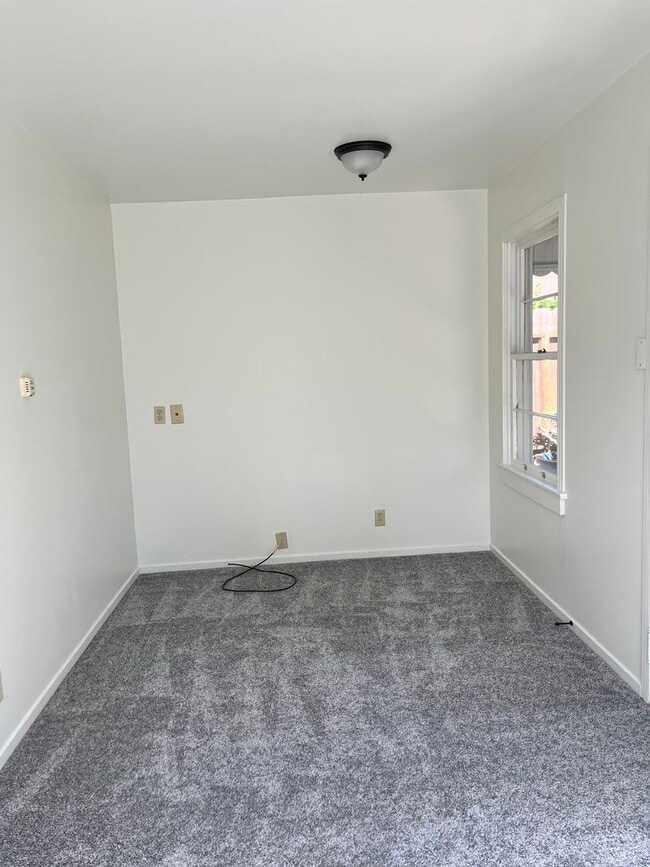 Building Photo - 1 Bedroom Cottage w/ sunroom