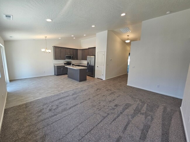 Building Photo - Beautifully Home in the Valley
