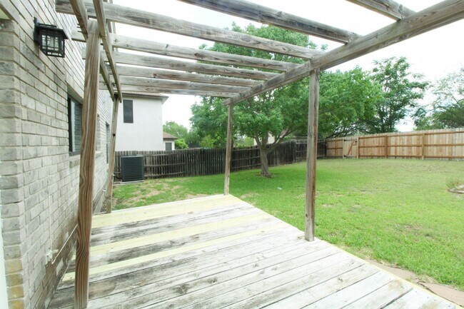 Building Photo - 8118 Chestnut Manor Dr