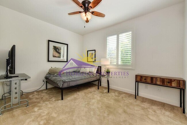 Building Photo - Beautiful 3 Bed 2.5 Bath 1,983sqft single family home with New LVP Flooring & 3-Car Garage in Ana...