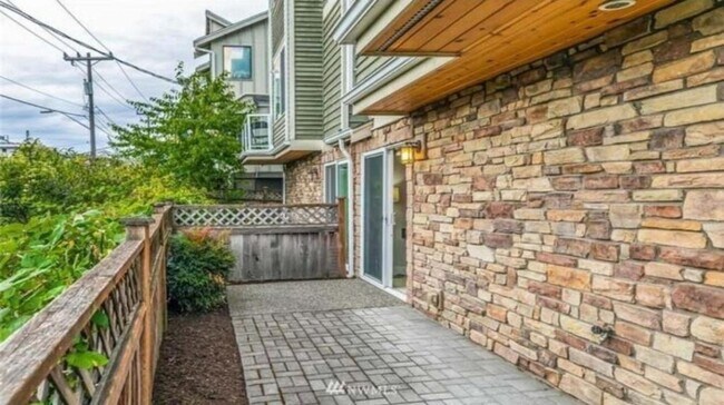 Building Photo - East Lake Town House