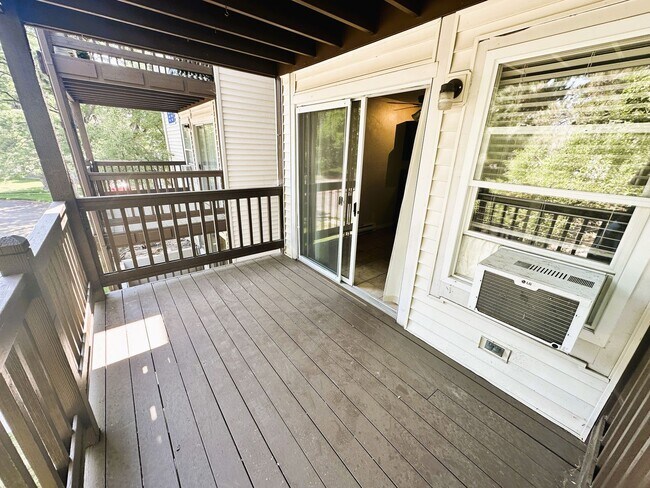 Building Photo - 2 bed 1 bath 2nd floor condo for rent. No ...