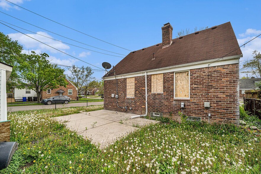 Building Photo - 6306 Farmbrook St