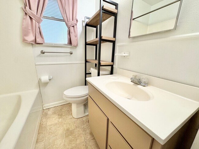 Building Photo - Charming 2 Bed 1 Bath Duplex - Walk to Sch...