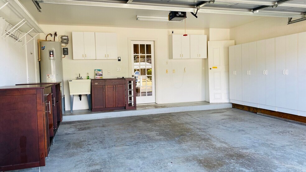 Building Photo - 327 Ainahou St