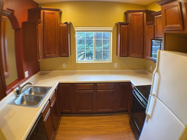 Building Photo - AVAILABLE NOW! | Townhouse in University heights