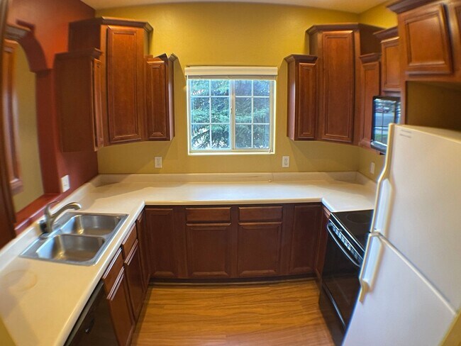 Building Photo - Townhouse in University heights COMING SOON!