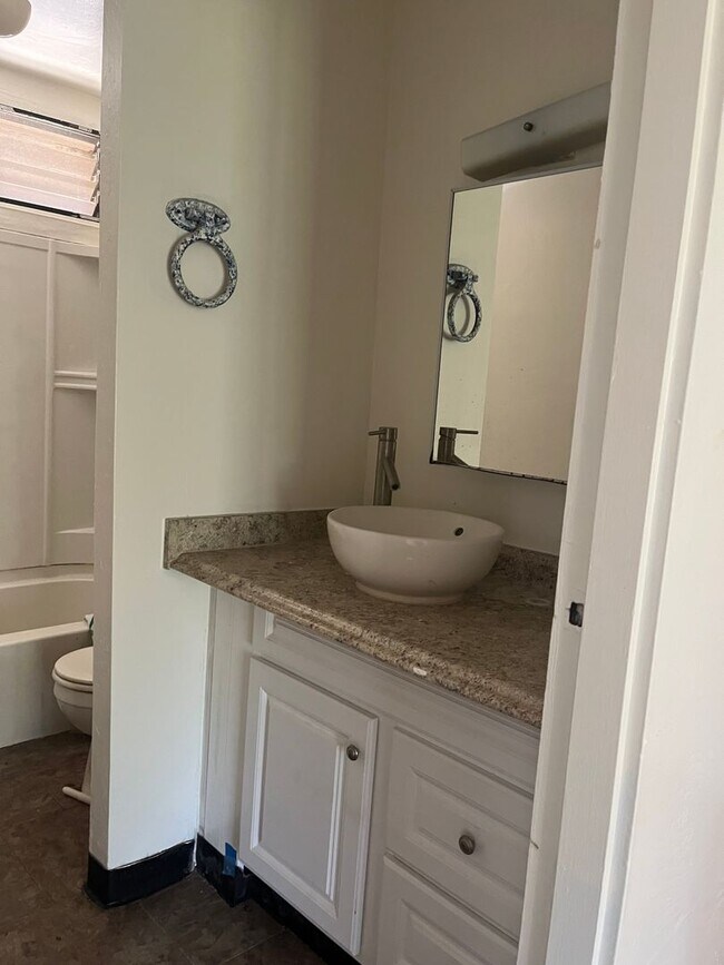 Building Photo - 4 bedroom 1 1/2 bath Townhome