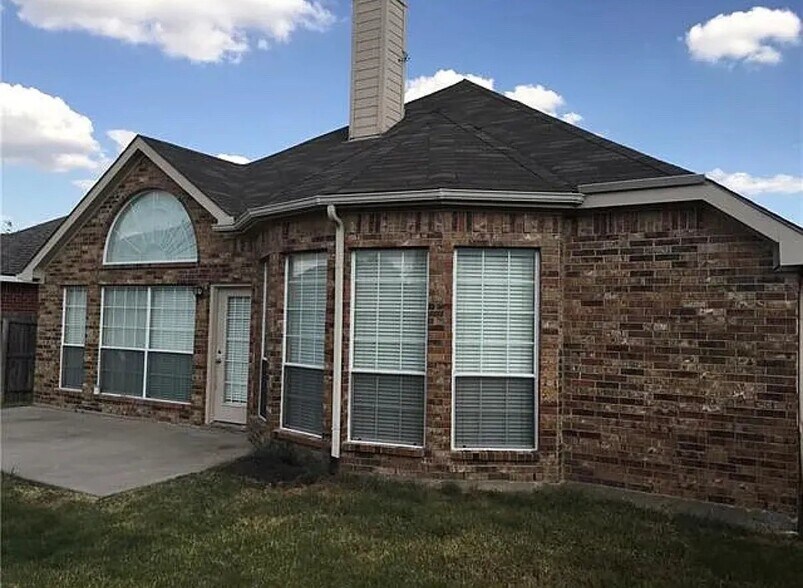 Building Photo - 2525 Persimmon Dr