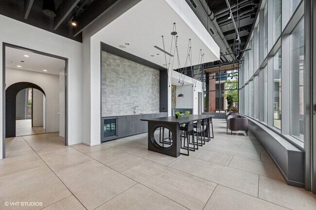 Building Photo - 450 E Waterside Dr