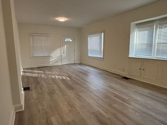 Building Photo - Large 2 Bed 1 Bath With Fenced in Yard & Deck!