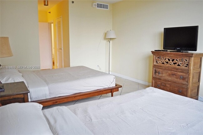 Building Photo - 100 Lincoln Rd