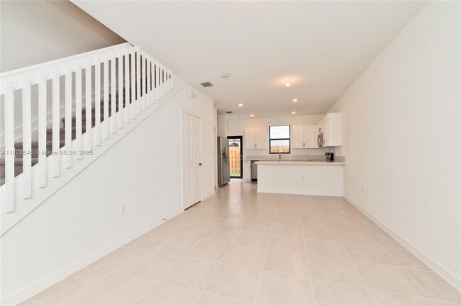 Building Photo - 523 SW 19th Ter