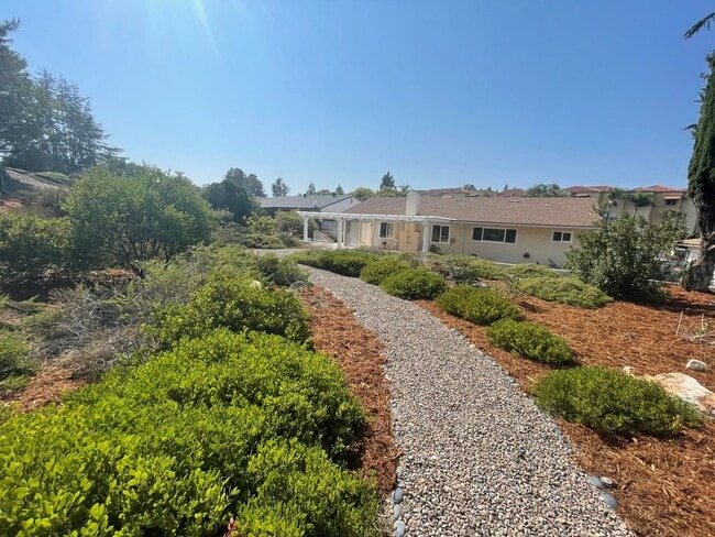 Building Photo - Awesome home on massive lot, 55+ community