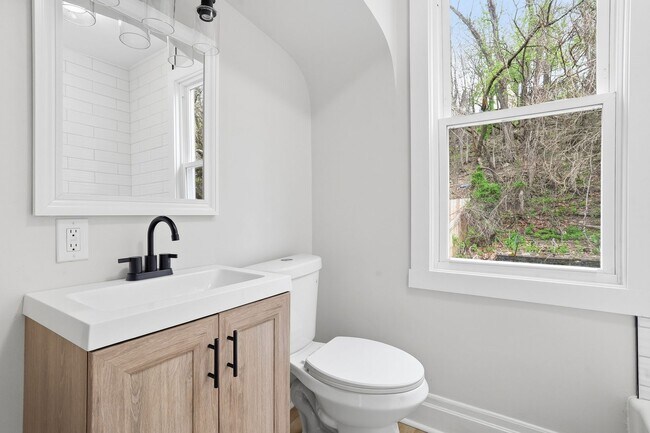 Building Photo - 3 bed 1 bath - completely updated, great location, central air, laundry