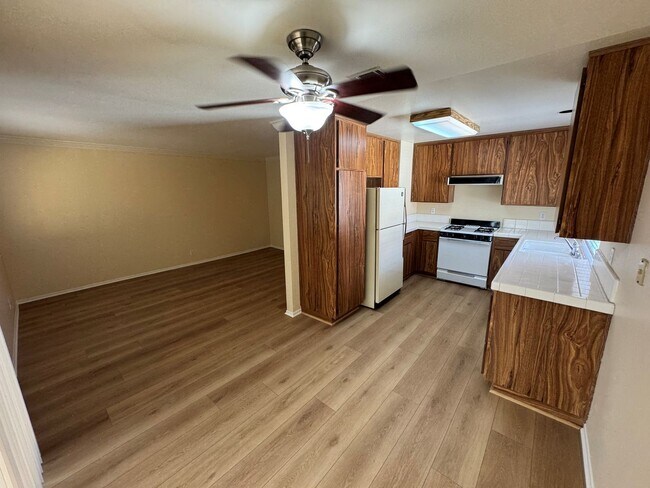 Building Photo - Beautiful 2+1.75 Upstairs Condo in Desirable Parkside Community **MOVE-IN SPECIAL!**