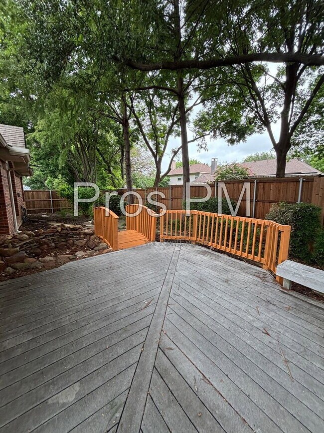 Building Photo - 2921 Meadow Glen Dr