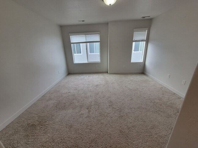 Building Photo - 4 Bedroom Town Home for Rent