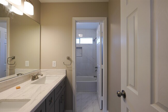 Building Photo - 2739 Honeysuckle Walk