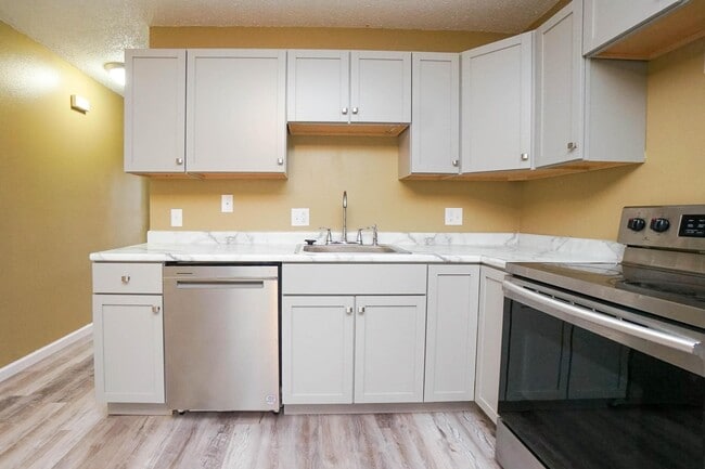 Building Photo - 1108 Fishlock Ave