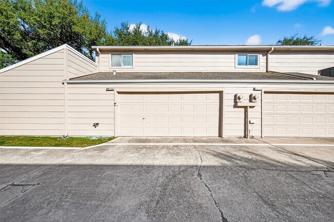 Building Photo - 13925 Hollowgreen Dr