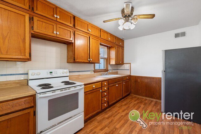 Building Photo - Cute 3 bedroom house near shopping, restaurants, and easy highway access!