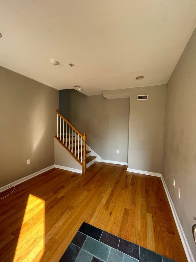 Building Photo - Cozy One Bedroom Townhome w/ All Amenities...