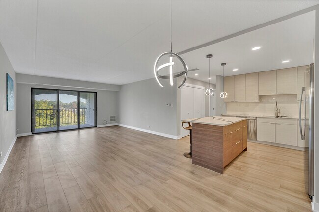 Building Photo - 350 Plum Creek Dr