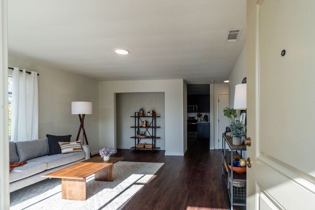 Building Photo - Spacious 1 bed/1 bath Luxury Casita, Age R...