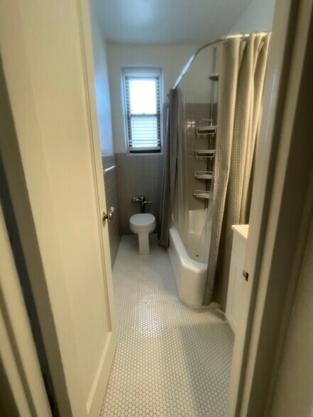 Building Photo - 210 Martine Ave